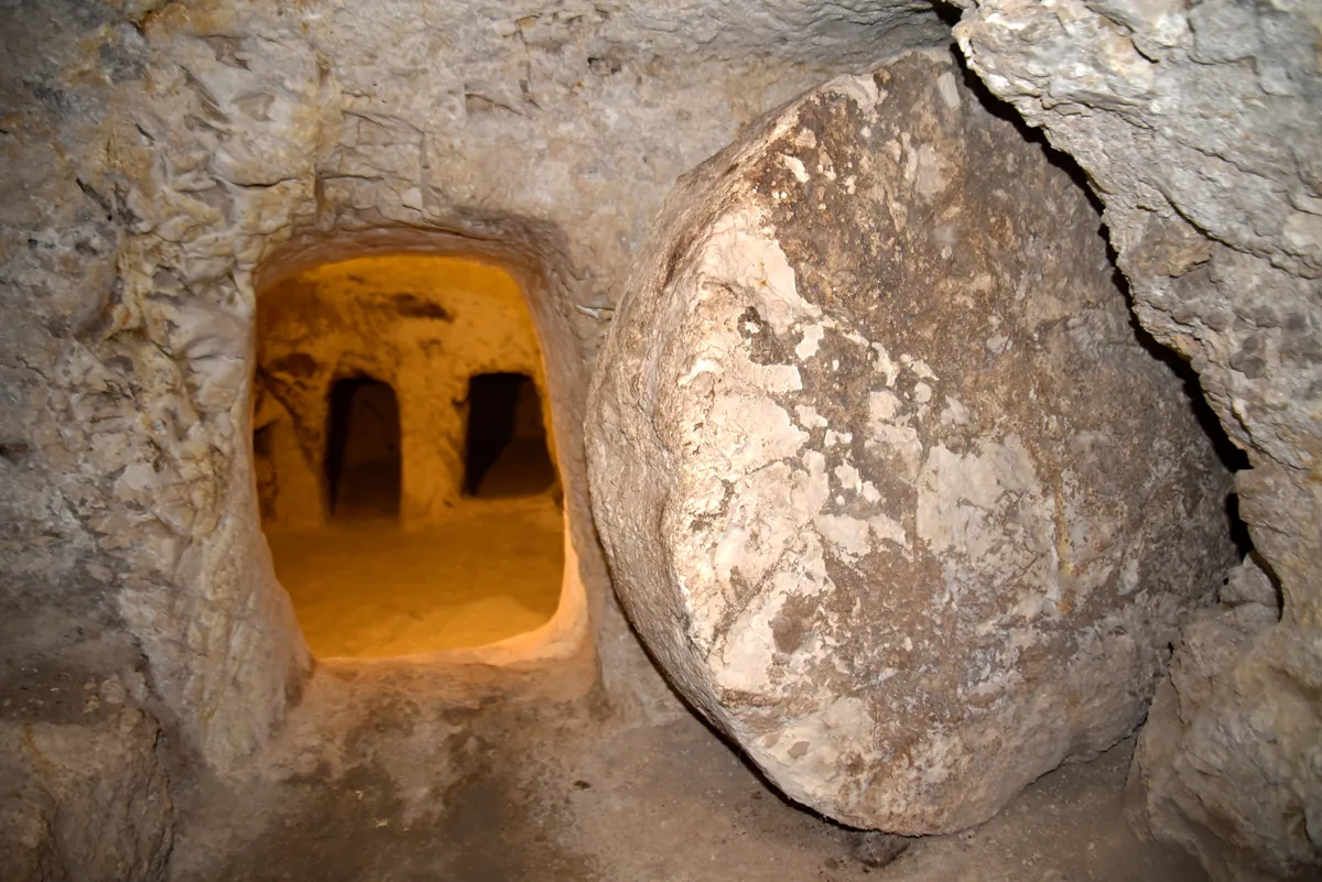 פתח חצוב בסלע ואבן עגולה לצד חלל קבר מתחת למנזר אחיות נצרת